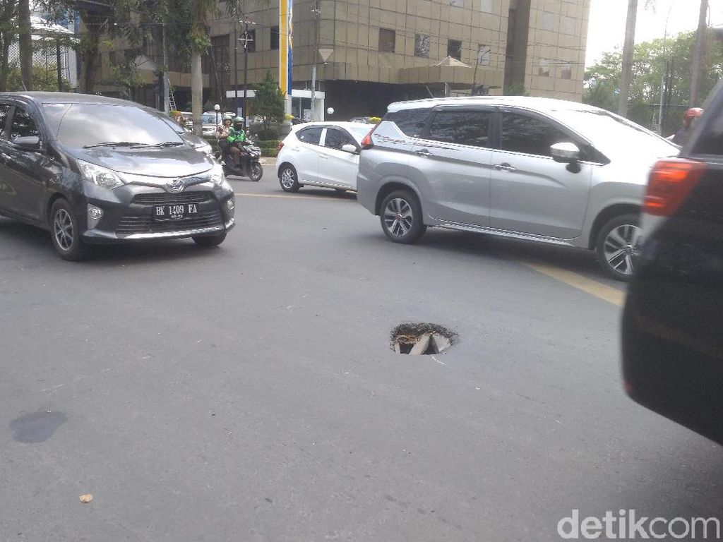 Duh... Lubang di Jalanan Medan Bikin Pemotor Waswas Duh... Lubang di Jalanan Medan Bikin Pemotor Waswas