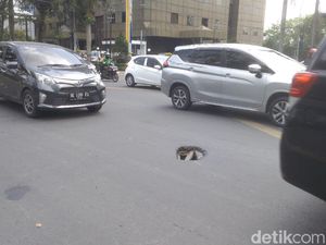 Duh... Lubang di Jalanan Medan Bikin Pemotor Waswas Duh... Lubang di Jalanan Medan Bikin Pemotor Waswas