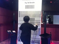 Kreatif! Seniman Ini Bikin Musik dari Barcode