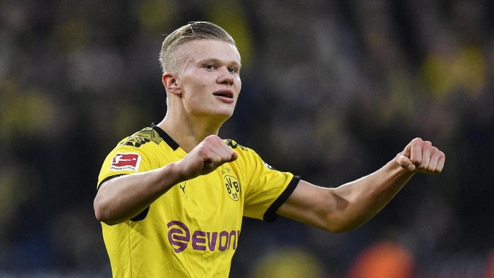 Dortmunds scorer Erling Haaland celebrates after he scored his second goal during the German Bundesliga soccer match between Borussia Dortmund and Union Berlin in Dortmund, Germany, Saturday, Feb. 1, 2020. (AP Photo/Martin Meissner)