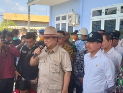 Bertopi Koboi, Menhan Prabowo Kunjungi Tempat Observasi WNI di Natuna