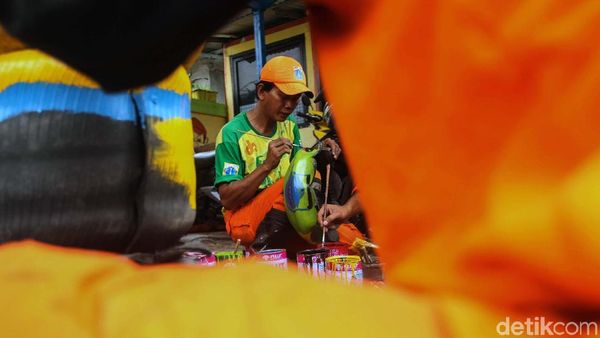 Petugas PPSU Sulap Ban Bekas Jadi Pot Cantik