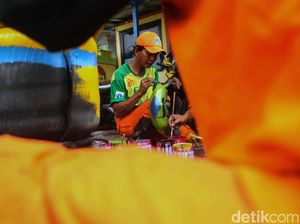 Petugas PPSU Sulap Ban Bekas Jadi Pot Cantik Petugas PPSU Sulap Ban Bekas Jadi Pot Cantik