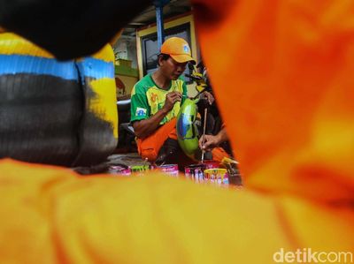 Petugas PPSU Sulap Ban Bekas Jadi Pot Cantik