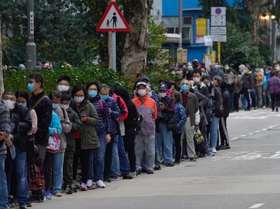 Antrean Panjang Pembeli Masker di Hong Kong