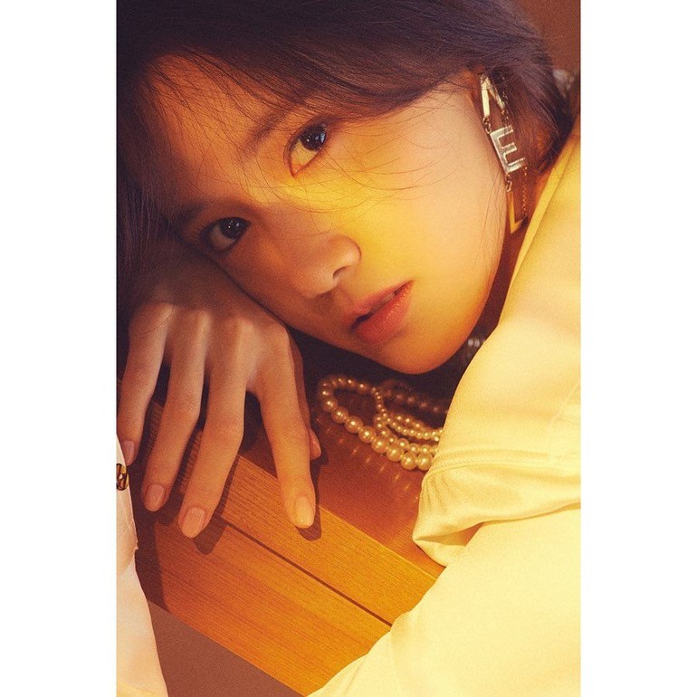 Yoona SNSD memang dikenal punya wajah cantik dan awet muda. Sudah lebih dari 10 tahun berkarier di dunia hiburan, ia tetap dianggap sebagai salah satu artis Korea tercantik. Foto: Instagram @yoona__lim