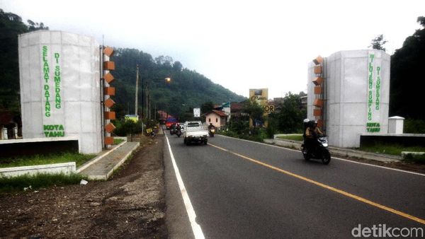 Penampakan Gapura di Sumedang yang Dikritik Netizen
