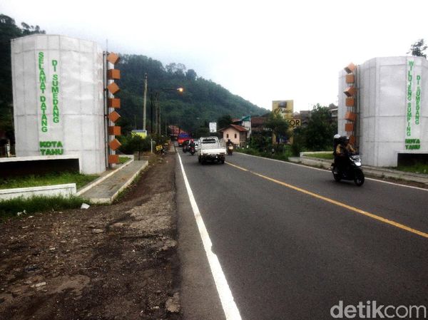 Penampakan Gapura di Sumedang yang Dikritik Netizen