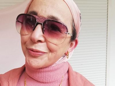 Ini Gaya Nenek Berhijab Usia 67 Tahun yang Tampil Nyentrik