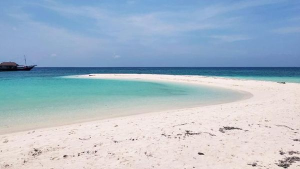 Bukan Maldives, Ini Pulau Tinabo dari Sulawesi