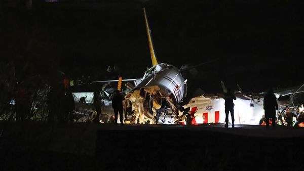 Tergelincir, Pesawat Pegasus Airlines Terbelah Tiga
