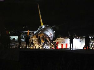 Tergelincir, Pesawat Pegasus Airlines Terbelah Tiga Tergelincir, Pesawat Pegasus Airlines Terbelah Tiga