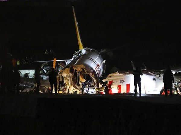 Tergelincir, Pesawat Pegasus Airlines Terbelah Tiga