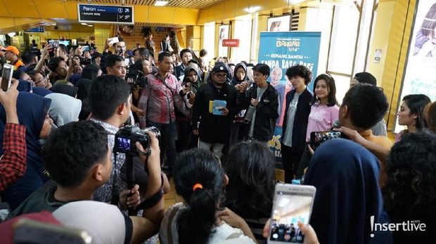 Promosi film Milea: Surat Dari Dilan di KRL
