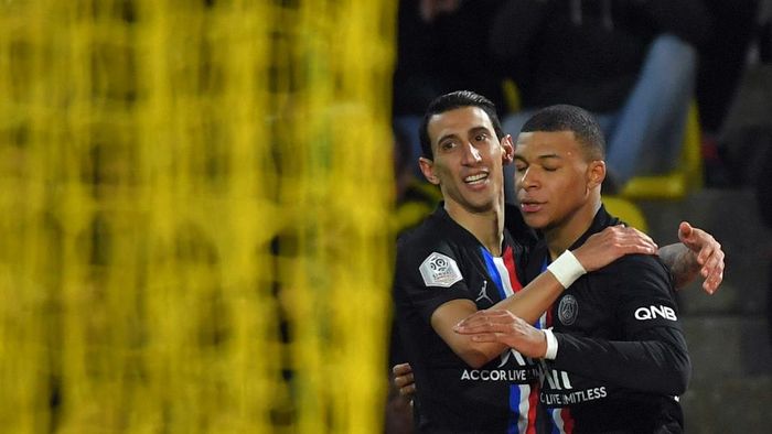 PSG Paris Saint-Germains Argentine midfielder Angel Di Maria (2ndR) celebrates his teams first goal with Paris Saint-Germains French forward Kylian Mbappe during the French L1 football match between Nantes (FCNA) and Paris Saint-Germain (PSG) on February 4, 2020 at La Baujeoire stadium in Nantes, western France. (Photo by LOIC VENANCE / AFP)
