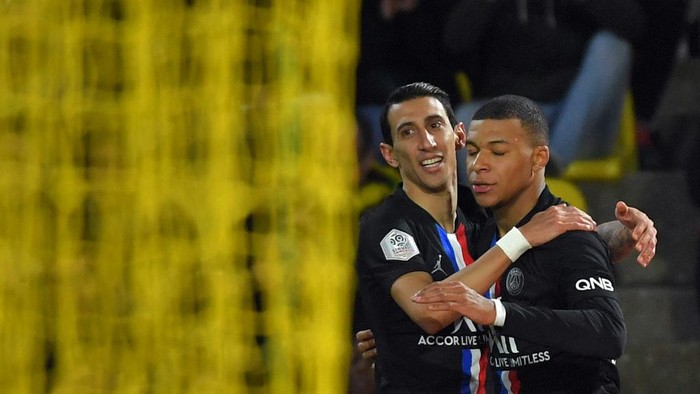 Paris Saint-Germains Argentine midfielder Angel Di Maria (2ndR) celebrates his teams first goal with Paris Saint-Germains French forward Kylian Mbappe during the French L1 football match between Nantes (FCNA) and Paris Saint-Germain (PSG) on February 4, 2020 at La Baujeoire stadium in Nantes, western France. (Photo by LOIC VENANCE / AFP)