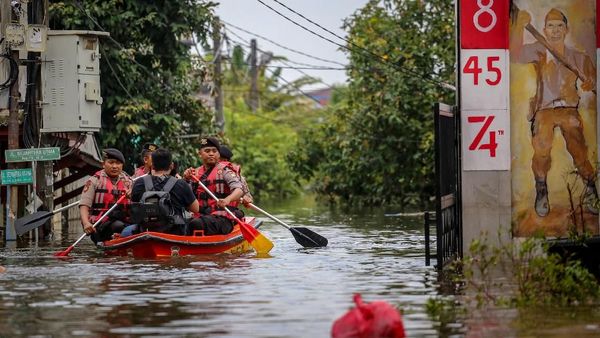 Tanggul Kali Angke Jebol, Ribuan Warga Tangerang Mengungsi