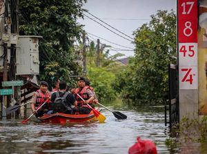 Tanggul Kali Angke Jebol, Ribuan Warga Tangerang Mengungsi