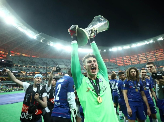 BAKU, AZERBAIJAN - MAY 29:  Kepa Arrizabalaga of Chelsea celebrates with the Europa League Trophy following his team's victory in the UEFA Europa League Final between Chelsea and Arsenal at Baku Olimpiya Stadionu on May 29, 2019 in Baku, Azerbaijan. (Photo by Alex Grimm/Getty Images)