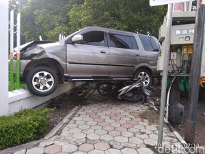 Mobil Terbang di Sragen, Tabrak Polisi hingga Nangkring di Pagar Mobil Terbang di Sragen, Tabrak Polisi hingga Nangkring di Pagar
