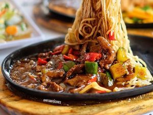 Hangat Mengepul Mie Hotplate Enak Bisa Dinikmati di Sini