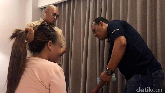 Anggota DPR Andre Rosiade melakukan penggerebekan prostitusi online di Sumbar. Berikut detik-detik penggerebekan yang picu kontroversi tersebut.