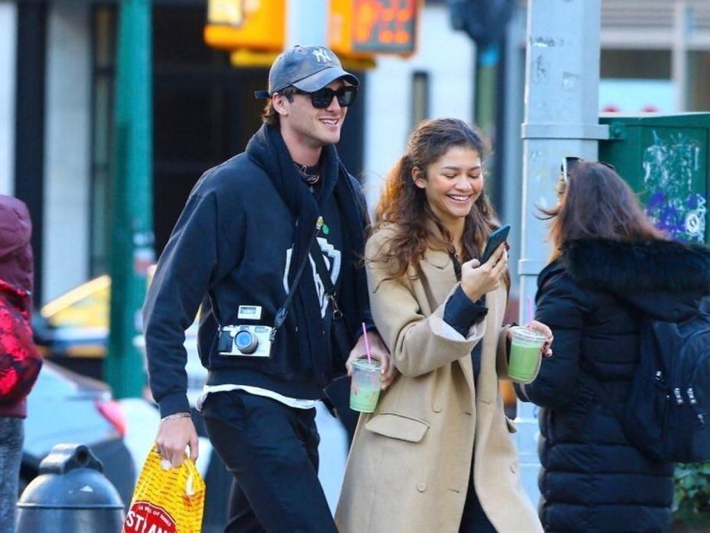 Dikabarkan Jadian, Jacob Elordi Kepergok Ngopi Bareng Zendaya Dikabarkan Jadian, Jacob Elordi Kepergok Ngopi Bareng Zendaya