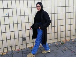 Suka Tampil Nyentrik, Nenek Berhijab Ini Dilirik Vogue Suka Tampil Nyentrik, Nenek Berhijab Ini Dilirik Vogue