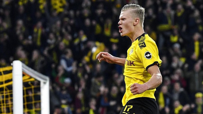 Dortmunds scorer Erling Haaland celebrates after he scored his second goal during the German Bundesliga soccer match between Borussia Dortmund and Union Berlin in Dortmund, Germany, Saturday, Feb. 1, 2020. (AP Photo/Martin Meissner)
