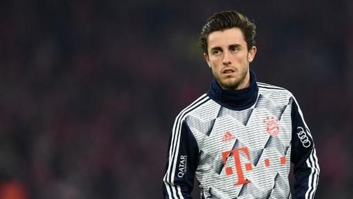 Bayern Munichs new Spanish defender Alvaro Odriozola warms up prior to the German first division Bundesliga football match Bayern Munich v Schalke 04 in Munich on January 25, 2020. (Photo by Christof STACHE / AFP) / DFL REGULATIONS PROHIBIT ANY USE OF PHOTOGRAPHS AS IMAGE SEQUENCES AND/OR QUASI-VIDEO