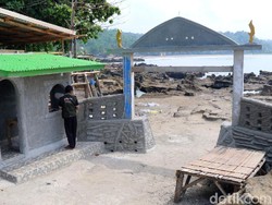 Dianggap Jadi Gerbang Kerajaan Laut, Gapura Karang Hawu Viral