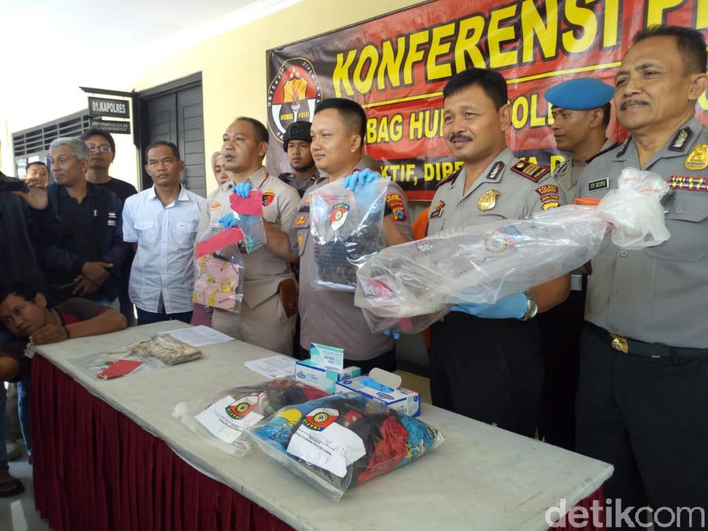Polisi Tetapkan Dua Tersangka Kasus Mayat Bayi Terbungkus Kain Putih Polisi Tetapkan Dua Tersangka Kasus Mayat Bayi Terbungkus Kain Putih