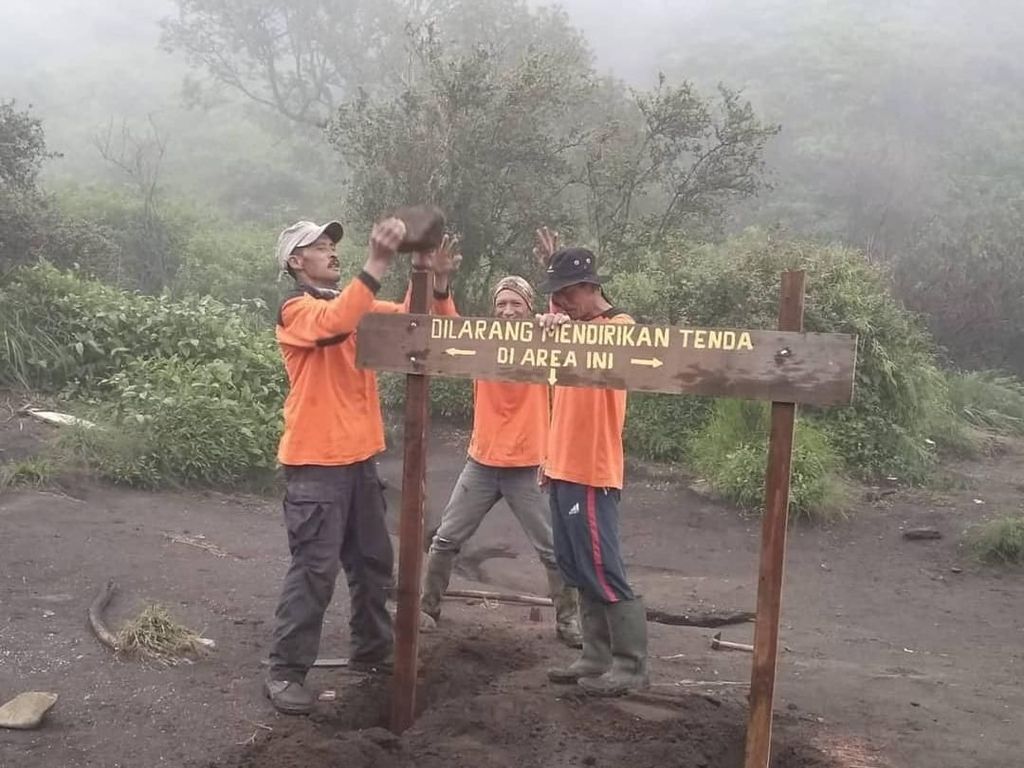 Larangan Kemping di Pos 2 Gunung Merbabu yang Sempat Banjir Larangan Kemping di Pos 2 Gunung Merbabu yang Sempat Banjir