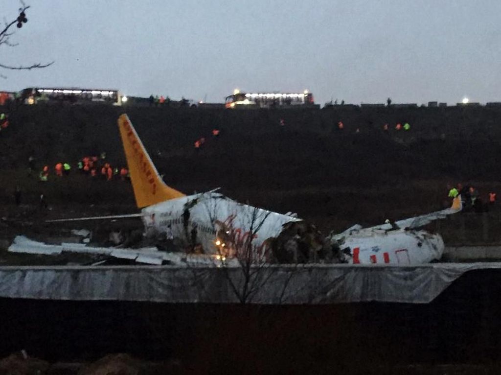 Pesawat Terbelah Tiga di Bandara Istanbul, 3 Orang Tewas dan 179 Luka Pesawat Terbelah Tiga di Bandara Istanbul, 3 Orang Tewas dan 179 Luka