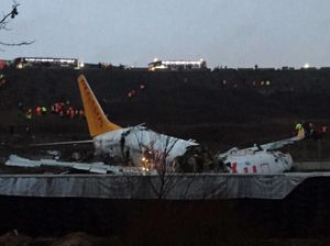 Video Pesawat Terbelah 3 Usai Tergelincir di Turki, 1 Orang Tewas Video Pesawat Terbelah 3 Usai Tergelincir di Turki, 1 Orang Tewas