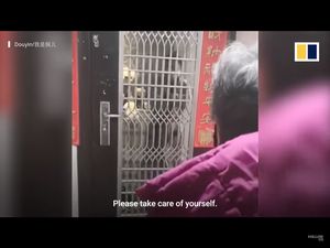 Penuh Haru, Agar Tak Tertular Virus Corona Dokter Larang Ibunya Menjenguknya