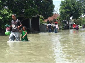 Kesedihan Ribuan Warga Mojokerto dan Jombang Dikepung Banjir Sejak 3 Hari