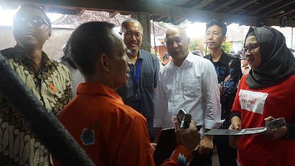 Menkop Kunjungi Sentra Industri Cangkul di Klaten