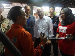 Menkop Kunjungi Sentra Industri Cangkul di Klaten