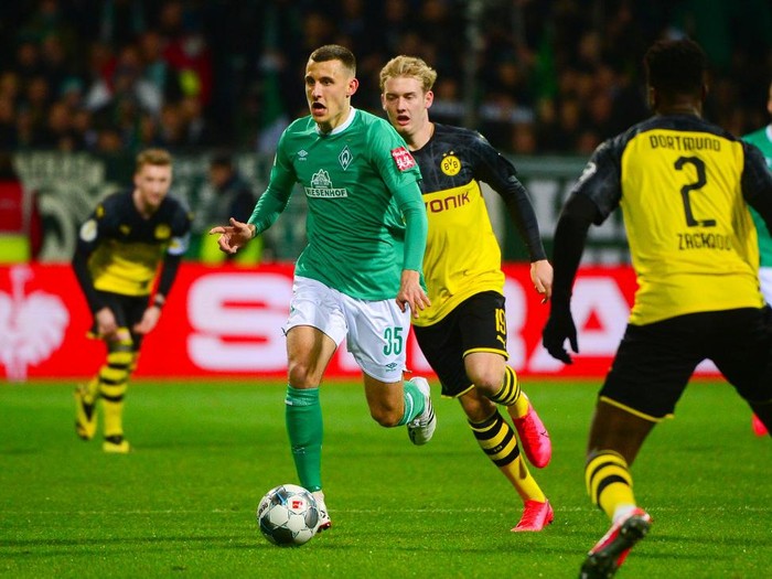 Bremens German midfielder Maximilian Eggestein (L) and Dortmunds German forward Julian Brandt vie for the ball during the German Cup (DFB Pokal) round of 16 football match Werder Bremen v Dortmund in Bremen, northern Germany on February 4, 2020. (Photo by Patrik Stollarz / Patrik Stollarz / AFP) / DFB REGULATIONS PROHIBIT ANY USE OF PHOTOGRAPHS AS IMAGE SEQUENCES AND QUASI-VIDEO.