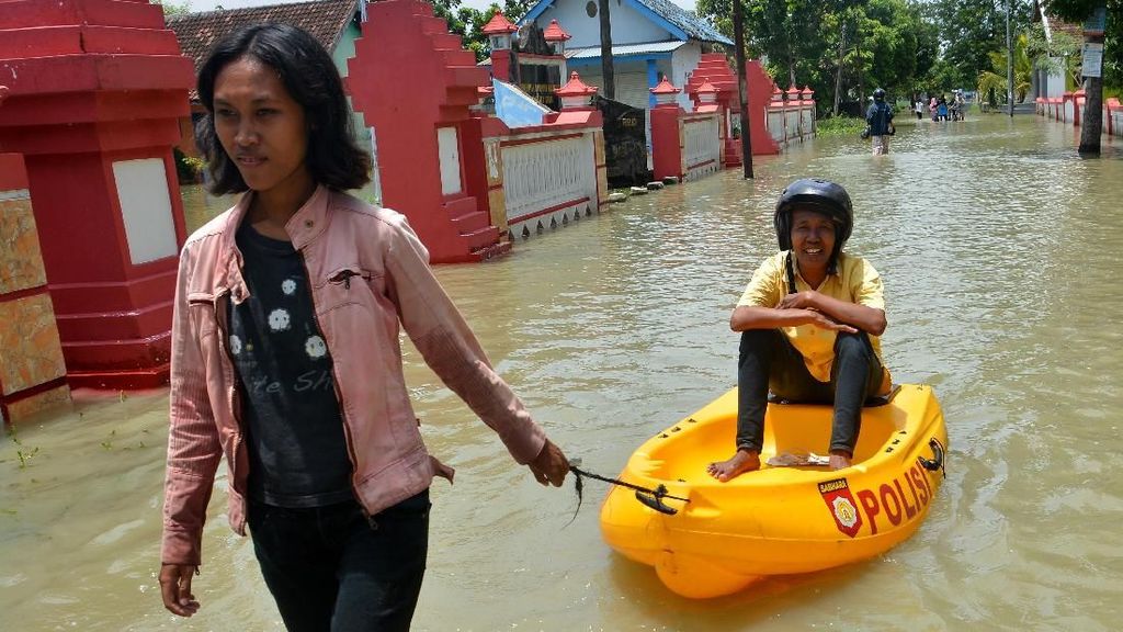 Banjir Rendam Ratusan Rumah di Mojokerto Banjir Rendam Ratusan Rumah di Mojokerto