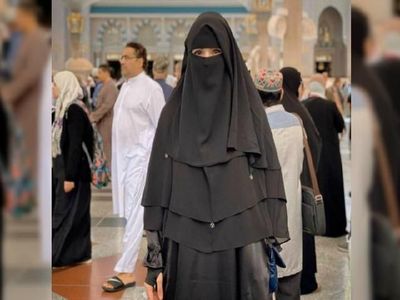 Ini Transgender yang Jadi Kontroversi karena Umrah Pakai Baju Perempuan