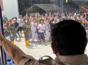Momen Menhan Prabowo Sapa WNI Asal Wuhan di Natuna dari Bus Momen Menhan Prabowo Sapa WNI Asal Wuhan di Natuna dari Bus