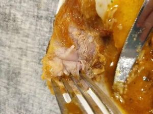 Keluarga Ini Klaim Sakit Usai Disuguhkan Ayam dan Sosis Mentah di Hotel Mewah