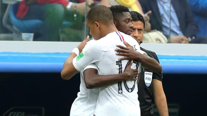 NIZHNY NOVGOROD, RUSSIA - JULY 06:  Ousmane Dembele of France greets Kylian Mbappe of France as Kylian Mbappe is substituted off during the 2018 FIFA World Cup Russia Quarter Final match between Uruguay and France at Nizhny Novgorod Stadium on July 6, 2018 in Nizhny Novgorod, Russia.  (Photo by Alexander Hassenstein/Getty Images)