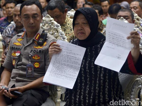 Ekspresi Risma Saat Terima Surat dari Netizen Penghinanya