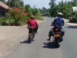 Viral Pemotor Tetap Santuy Meski Ditendangi Polisi, Ternyata Maling Emas