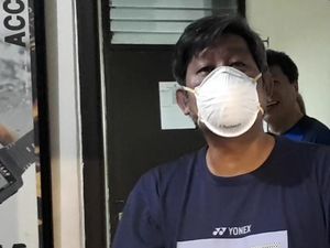 Saat Herry IP Kebingungan Pakai Masker Penangkal Virus Corona Saat Herry IP Kebingungan Pakai Masker Penangkal Virus Corona