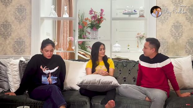 Iis Dahlia dengan Ussy dan Andhika 