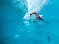 Wow! Pria Ini Berenang di Bawah Lapisan Es Antartika